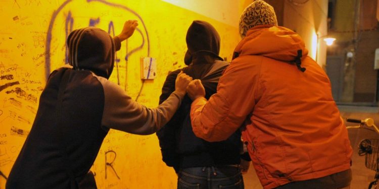 Firenze: due ragazzi pestati a sangue da un gruppo di africani in pieno giorno. Città ring a cielo aperto