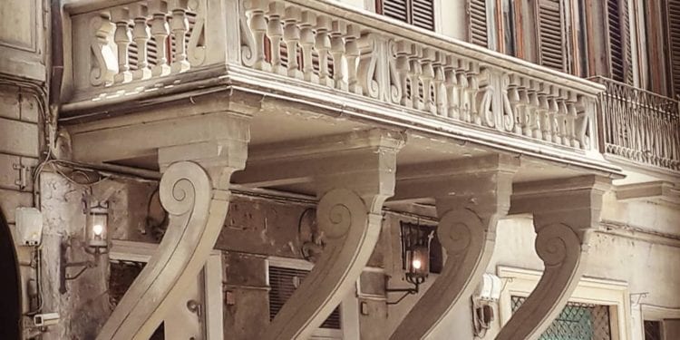 Firenze: il balcone rovesciato