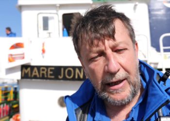 Nave dei centri sociali di Luca Casarini con 49 migranti. Salvini: non sbarca