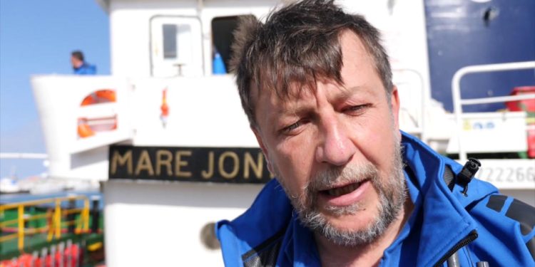 Nave dei centri sociali di Luca Casarini con 49 migranti. Salvini: non sbarca