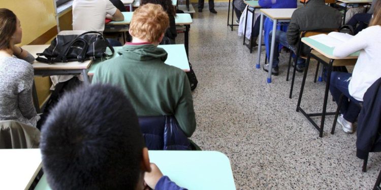 Prato: arrestata la prof che ha avuto un figlio dal suo allievo
