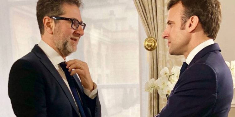 Fabio Fazio più maggiordomo che intervistatore di Macron
