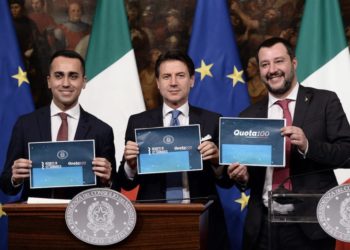 Foto: Fabio Cimaglia / LaPresse - Palazzo Chigi, conferenza stampa al termine del Consiglio dei Ministri su Quota100 e Reddito di cittadinanza. Nella foto Luigi Di Maio, Giuseppe Conte, Matteo Salvini