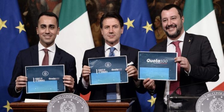 Foto: Fabio Cimaglia / LaPresse - Palazzo Chigi, conferenza stampa al termine del Consiglio dei Ministri su Quota100 e Reddito di cittadinanza. Nella foto Luigi Di Maio, Giuseppe Conte, Matteo Salvini