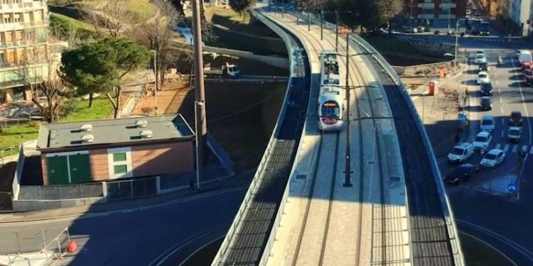 Linea T2 della Tramvia: i signori passeggeri sono pregati di scendere e spingere
