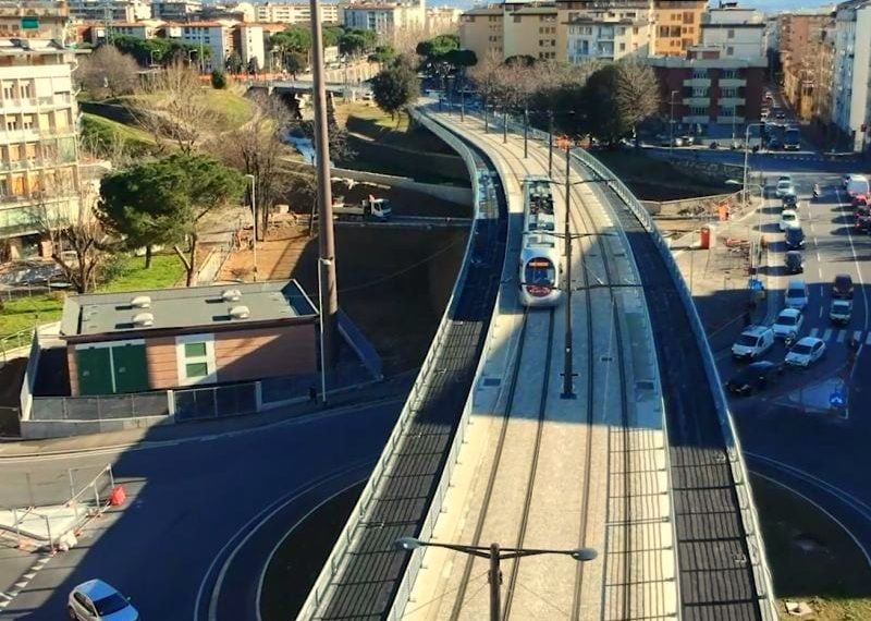 Linea T2 della Tramvia: i signori passeggeri sono pregati di scendere e spingere
