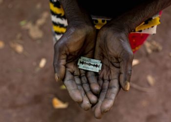 Ghanesi circoncidono in casa il loro bimbo, uccidendolo
