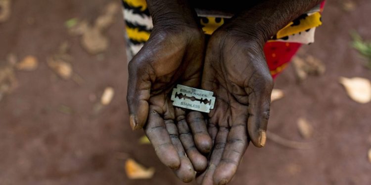 Ghanesi circoncidono in casa il loro bimbo, uccidendolo