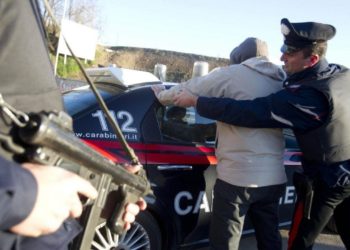 Africano massacra con una bottiglia rotta 50enne che difendeva una ragazza da una rapina