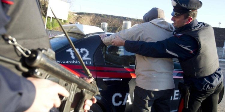 Africano massacra con una bottiglia rotta 50enne che difendeva una ragazza da una rapina