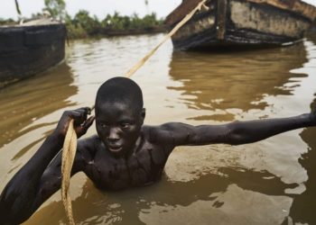 Gli africani schiavi della “democratica” Francia di Macron