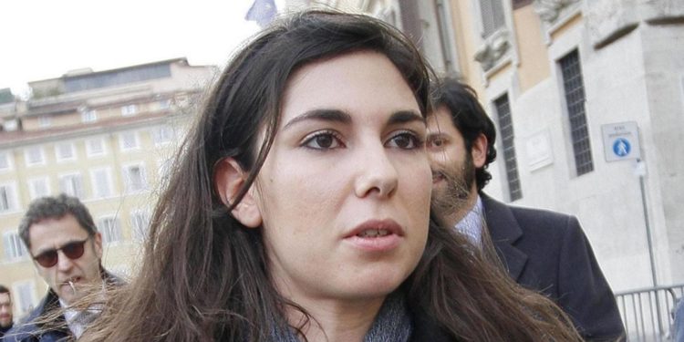 Cyber-attacco alla grillina Giulia Sarti, diffuse in rete le foto hot