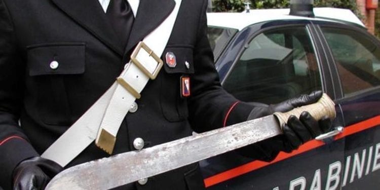 Marocchini clandestini armati di machete difendono il “bosco dello spaccio”, blitz dei Carabinieri
