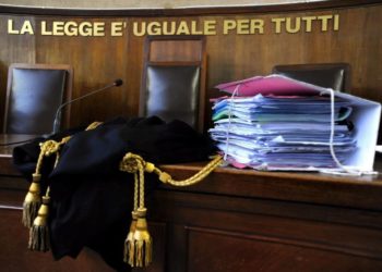 “Lei lo illuse”, pena dimezzata per l’omicidio della moglie. Duro commento di Salvini