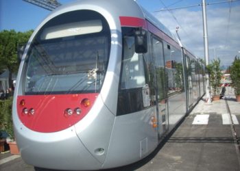 Linea T2 della Tramvia: i signori passeggeri sono pregati di scendere e spingere
