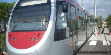 Linea T2 della Tramvia: i signori passeggeri sono pregati di scendere e spingere