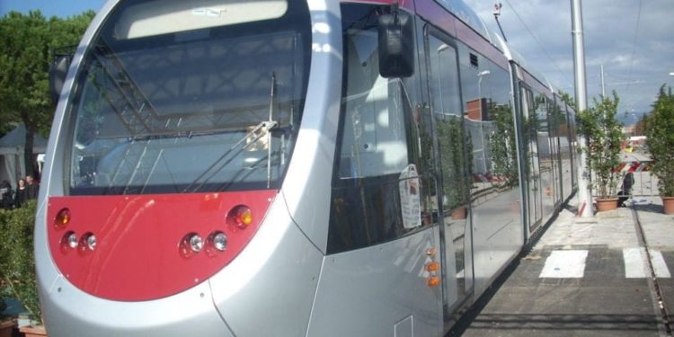 Linea T2 della Tramvia: i signori passeggeri sono pregati di scendere e spingere