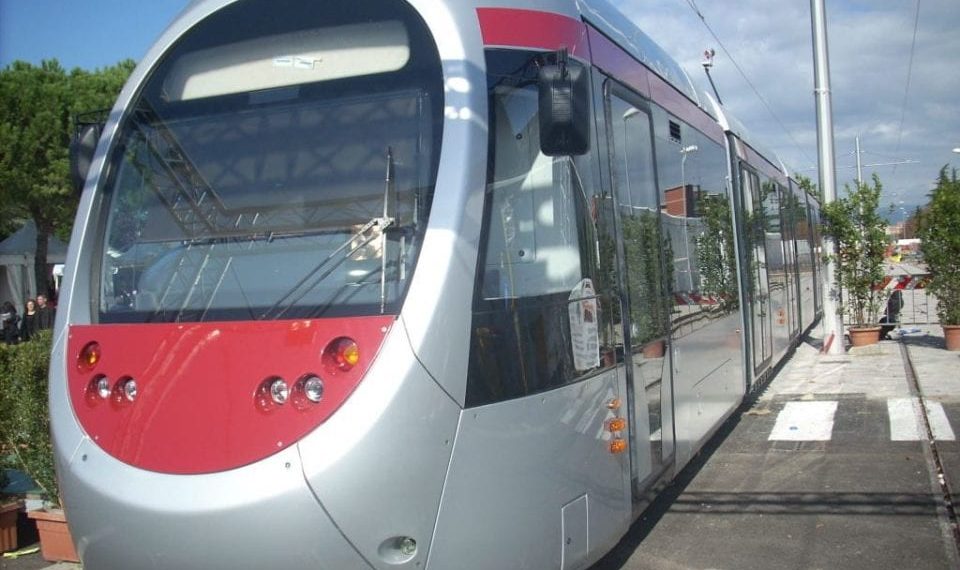 Linea T2 della Tramvia: i signori passeggeri sono pregati di scendere e spingere