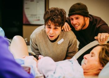 La nonna di 61 anni la partorisce per il figlio omosessuale, la sorella dell’altro ci mette l’ovulo lui lo sperma: e il gioco è fatto. Benvenuta Uma…