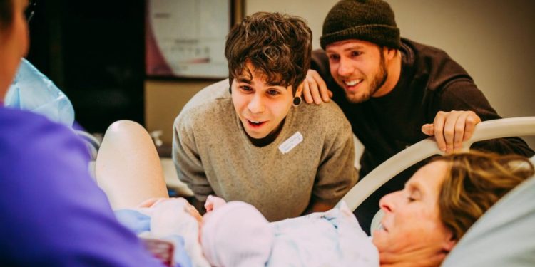 La nonna di 61 anni la partorisce per il figlio omosessuale, la sorella dell’altro ci mette l’ovulo lui lo sperma: e il gioco è fatto. Benvenuta Uma…