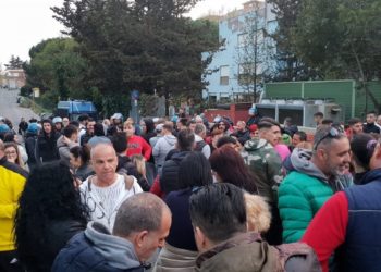 Rom a Torre Maura, trasferimenti al via tra calci e parole pesanti