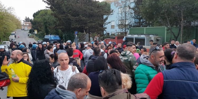 Rom a Torre Maura, trasferimenti al via tra calci e parole pesanti