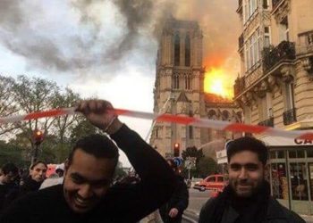 Iene ridens, migliaia di islamici gioiscono sfacciatamente per il rogo di Notre Dame de Paris