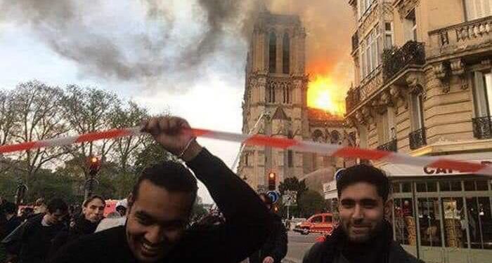 Iene ridens, migliaia di islamici gioiscono sfacciatamente per il rogo di Notre Dame de Paris