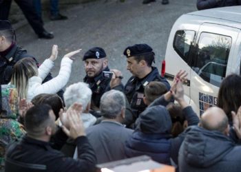 Occupa la casa popolare data ai rom. Sgomberata mamma col bambino