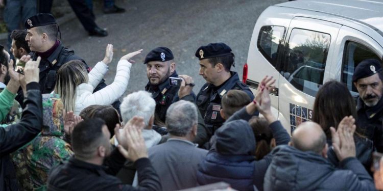 Occupa la casa popolare data ai rom. Sgomberata mamma col bambino