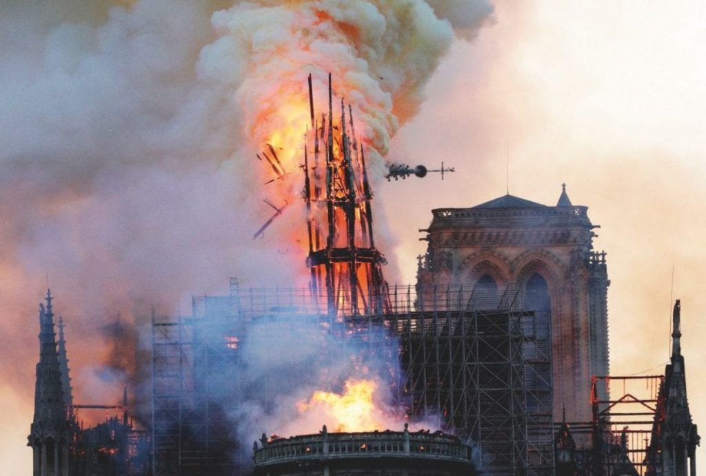 Incendio a Notre-Dame: il collasso della guglia centrale