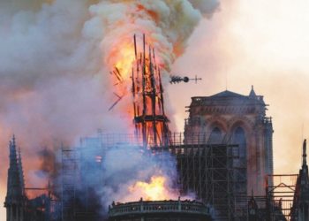 Incendio a Notre-Dame: il collasso della guglia centrale