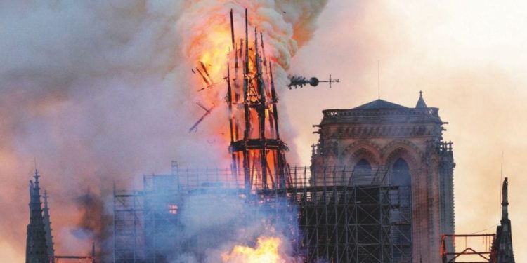 Incendio a Notre-Dame: il collasso della guglia centrale