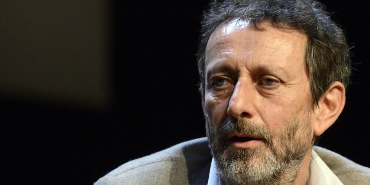 Michele Serra nell’amaca fa a botte con la Storia