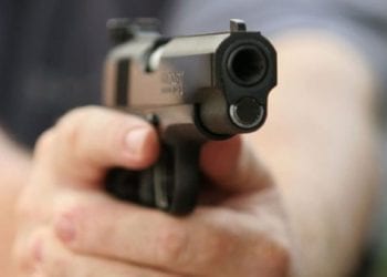 Inseguimento tra auto a suon di colpi di pistola  Rom per le nozze di due adolescenti