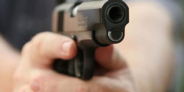 Inseguimento tra auto a suon di colpi di pistola  Rom per le nozze di due adolescenti