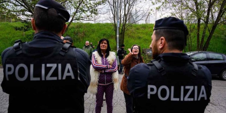 Alta tensione a Torre Maura: i residenti non vogliono i Rom. Come dargli torto…