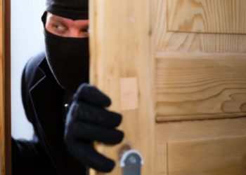 Ladri si fingono proprietari mettendosi a letto. Rimproverano i carabinieri: «Stavamo dormendo»