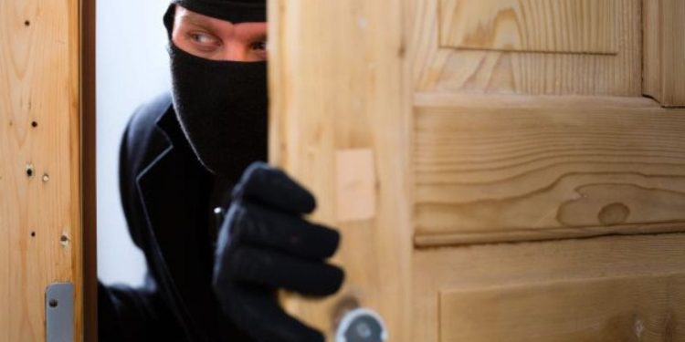 Ladri si fingono proprietari mettendosi a letto. Rimproverano i carabinieri: «Stavamo dormendo»