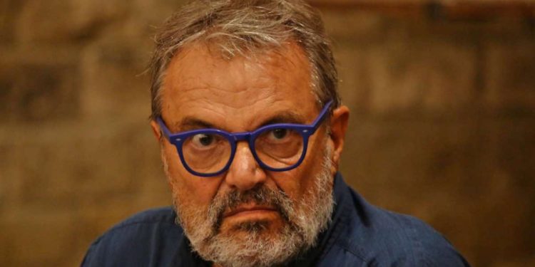 Un passaporto del Togo per Oliviero Toscani, togliamocelo dai piedi