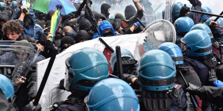 Firenze: scontri per la visita di Salvini tra la polizia e i soliti falliti nullafacenti