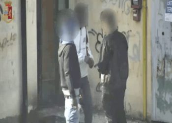 Droga, 40 richiedenti asilo arrestati ad Arezzo: spacciavano ai minori (video)