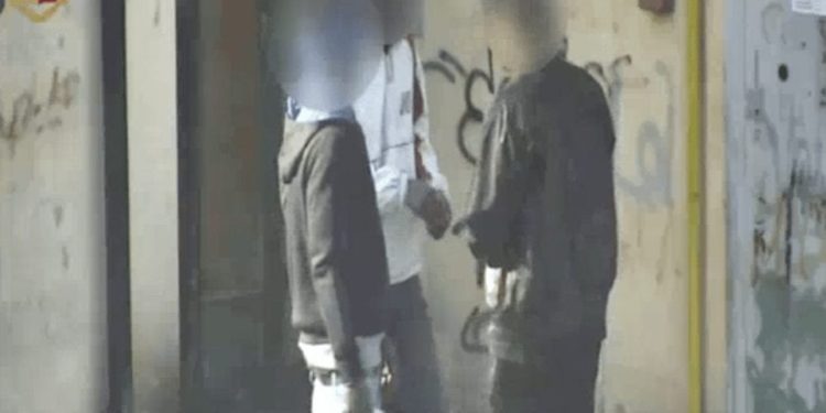 Droga, 40 richiedenti asilo arrestati ad Arezzo: spacciavano ai minori (video)