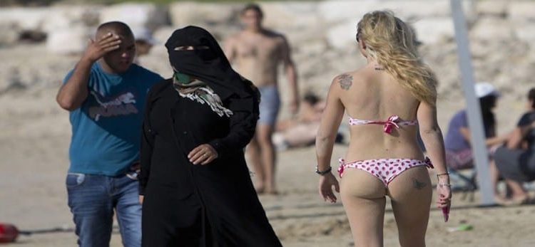 Erezioni politiche: burkini vs bikini. Quando il livello scende troppo in basso