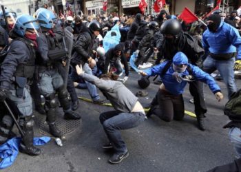 Cariche sul corteo “antifascista” a Genova (video). I soliti delinquenti