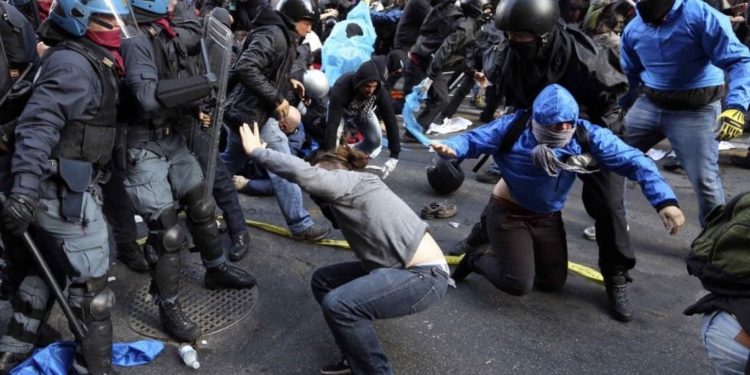 Cariche sul corteo “antifascista” a Genova (video). I soliti delinquenti
