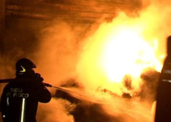 Marocchino dà fuoco alla sede dei vigili nel modenese: due morti (video). Salvini «Altro che aprire i porti»