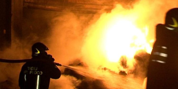 Marocchino dà fuoco alla sede dei vigili nel modenese: due morti (video). Salvini «Altro che aprire i porti»