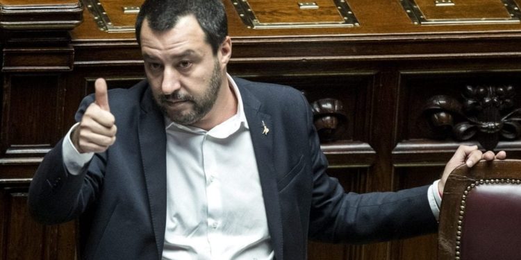 Salvini spinge, passa il decreto sicurezza giro di vite contro trafficanti di migranti e violenze di piazza contro la polizia