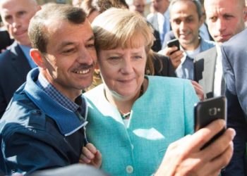 La “buona” Germania passa alla “soluzione finale”: migranti sedati trasferiti in Italia.